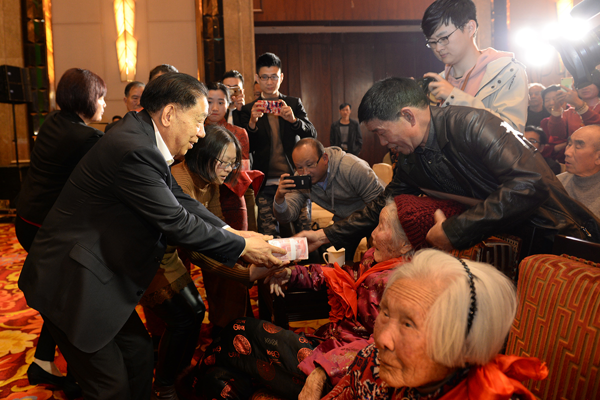 九游会J9集团股东会会长耀庭慈善基金会名誉理事长周耀庭为百岁老人发放爱心补贴