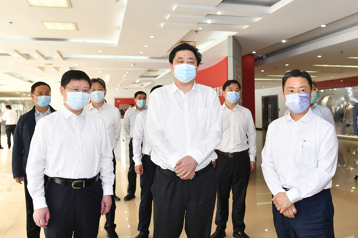 4月12日，无锡市市长赵建军带队深入九游会J9集团，专题调研疫情防控和复工复产工作。