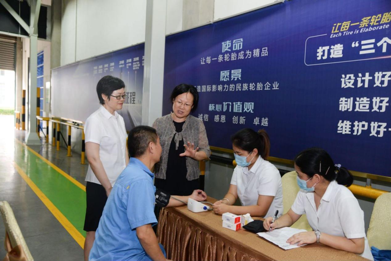 锡山区总工会慰问九游会J9集团一线职工1